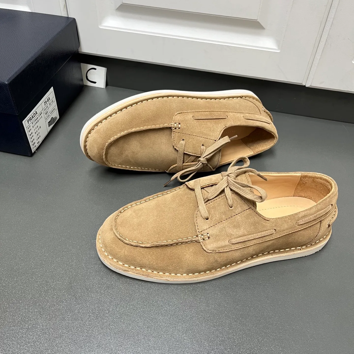 💰840 Prada men's new lace-up leather loafers. Made of flocked two-layer cow leather, these shoes combine classic design with handmade details, blending sophistication with casual comfort. Designed in a lace-up style, with open-stitched seams on the skirt, 1.5cm white rubber soles with leather welts, dyed calfskin lining, and silver-labeled cowhide feet, the style is simple and elegant. C leather shoe size: 39/40/41/42/43/44 brown, original box packaging + dust bag